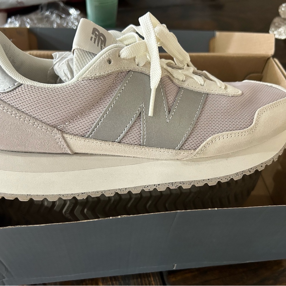 New Balance 237 Women's Silver and White Sneakers 10.5 or 9 men retro - Picture 2 of 6